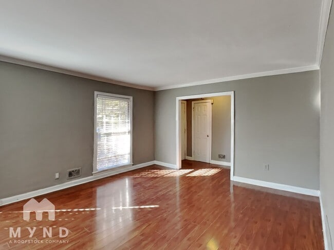 Photo - 990 Lynhurst Dr SW