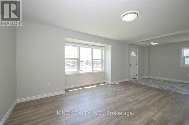 Photo - 1224 Oxford St E