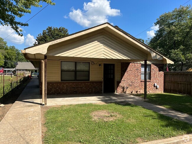Building Photo - Easy Access ~ 3 bedroom 1 bathroom Unit B Rental