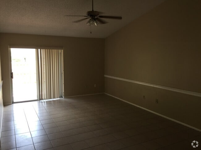Building Photo - 2 bed 2 bath with Fenced in backyard! Rental