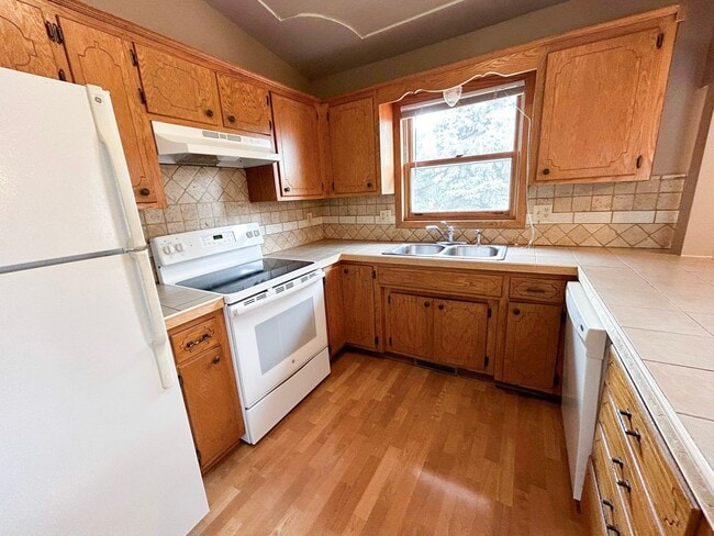 Photo - Move-In Ready 4 bed 2 bath off of West Circle Drive Available NOW!