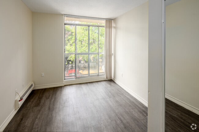 Bachelor, 1 BA - 250 SF