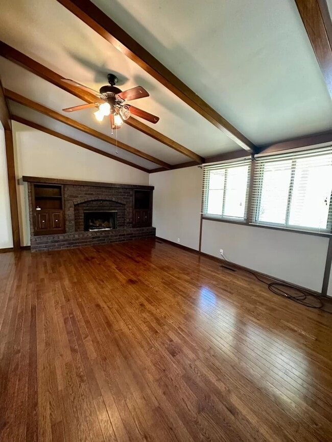 Sala de estar en el piso superior - 9108 S Buckner Tarsney Rd