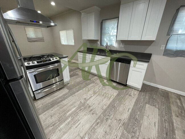 1115 E 6th St Unidad 1115 MAIN HOUSE