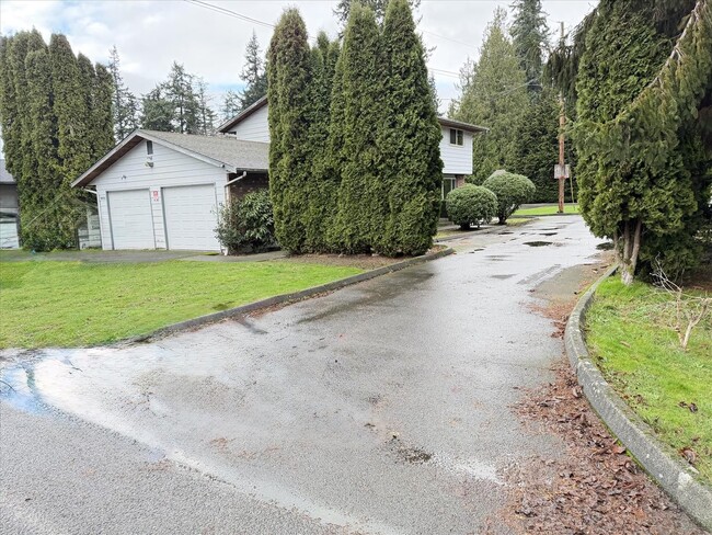 Building Photo - $2100 / 2br - 789 ft2 - Townhome/garage/fenced yard