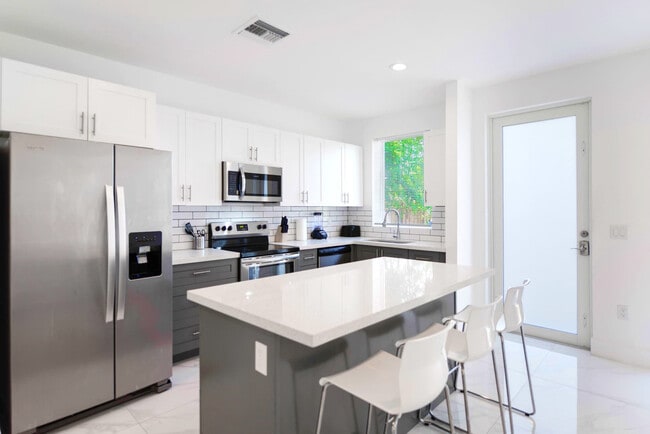 Photo - 1175 NW 26th St Unidad FL1-ID1022302P