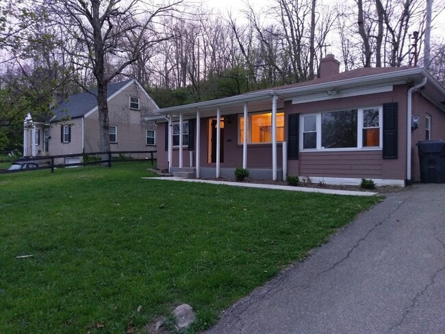 Building Photo - 640 Center St