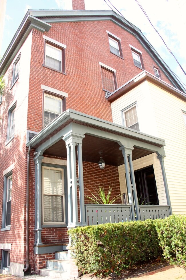 Building Photo - 147 Pearl St Unit 7