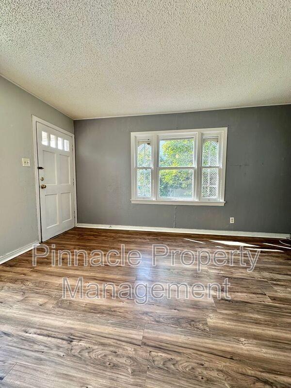 Photo - 310 S Van Buren St