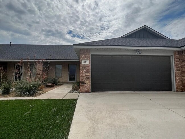 Building Photo - Beautiful 2 bed/2 bath/2 car garage Townhome!