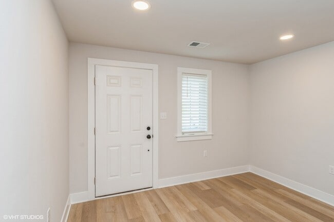 Photo - 403 Cranford Way