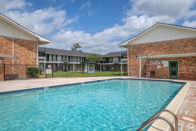 Pool - Colonial Apartments