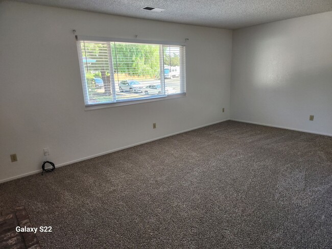 Photo - Bright and Cheery 4 bedroom, 2 bathroom ho...