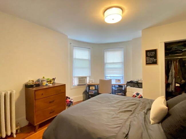 Spacious two bedroom in Brookline - Spacious two bedroom in Brookline Condo