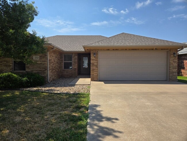 Building Photo - 2323 Flagstone Dr