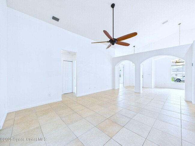 Photo - 207 Alcantarra St NW