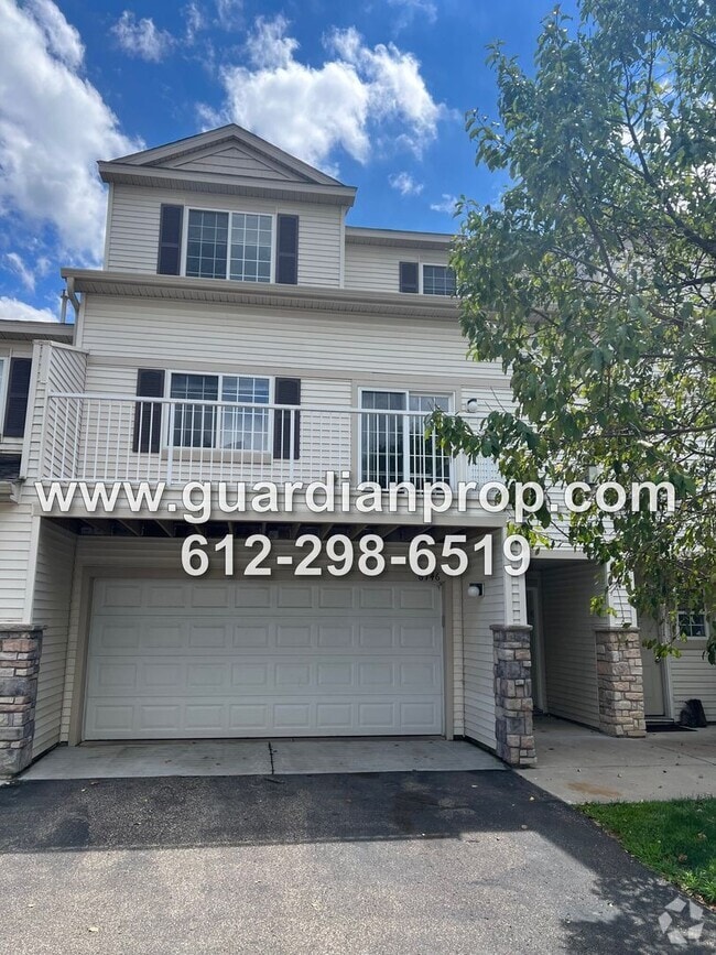 Building Photo - Townhouse Available June 1, Open Floor Pla...