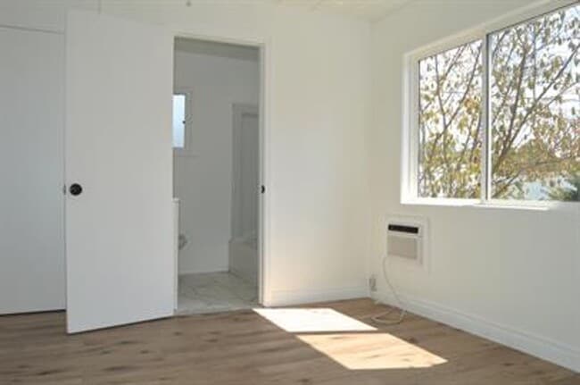 Photo - Pomeroy Ave Unidad 2681 1/2