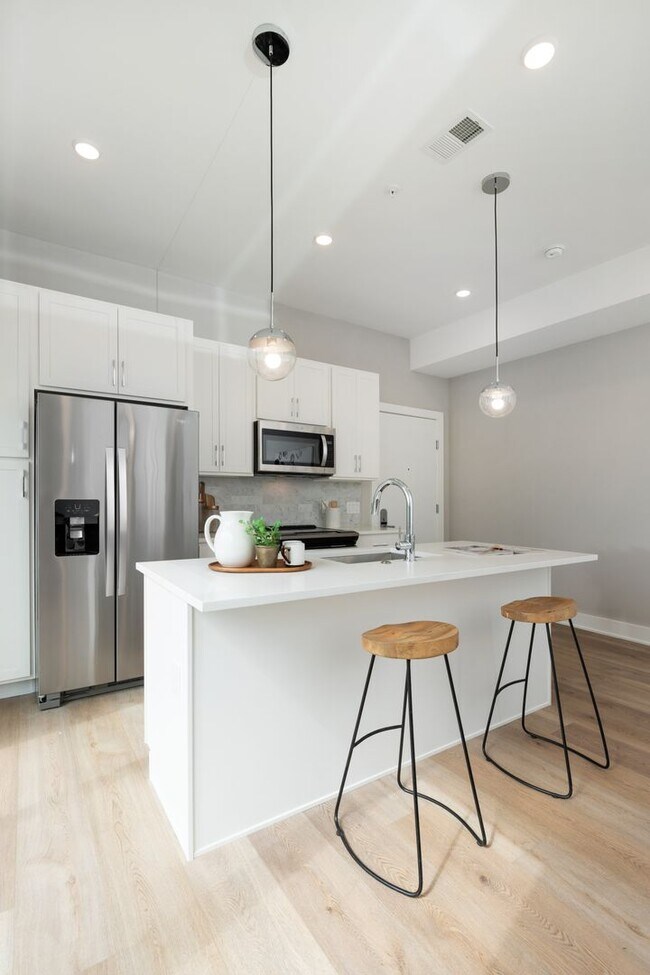Photo - Washington Court (52 W)