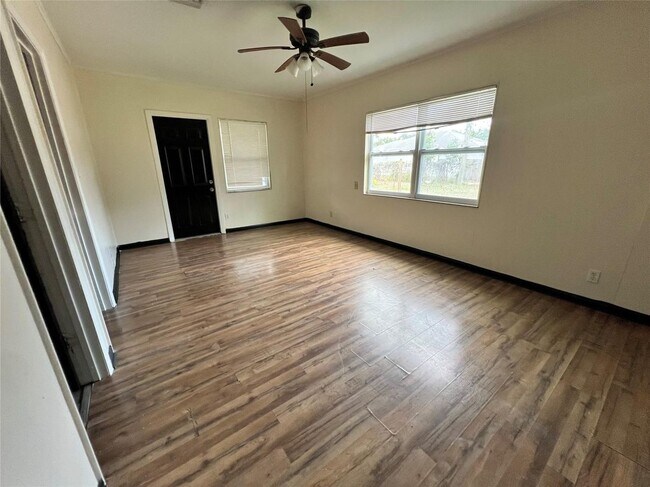 Photo - 347 SE 6th St