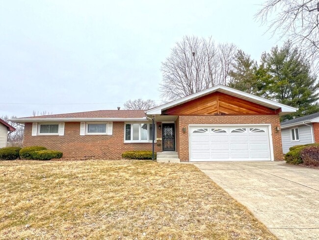 Building Photo - 4 Bedroom, 2 Bathroom Brick Ranch Home For Lease in Peoria, IL