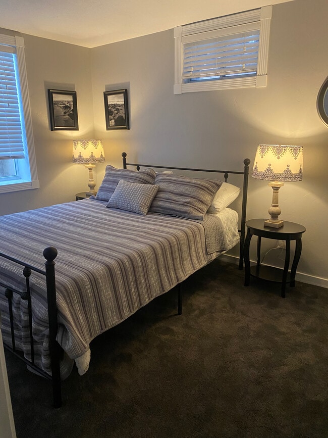 Bed room #1 Queen bed - 979 E Crandall Ave Unit Basement Apartment