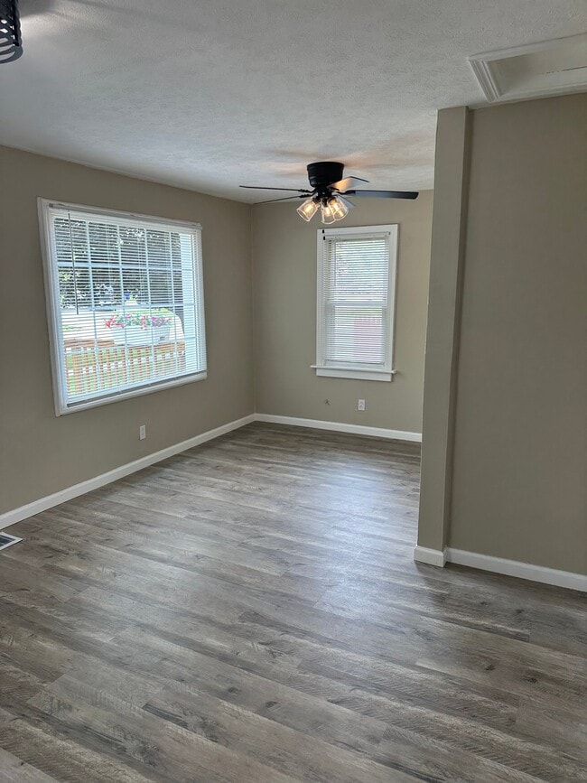 Photo - 1182 Youngstown Rd SE