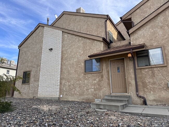 Building Photo - Cute 2 Story, 3Bed, 1.5Bath Townhouse in Grand Junction!!!!