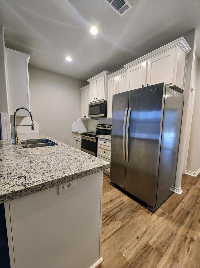 Photo - 5670 Shadowbend Cir N