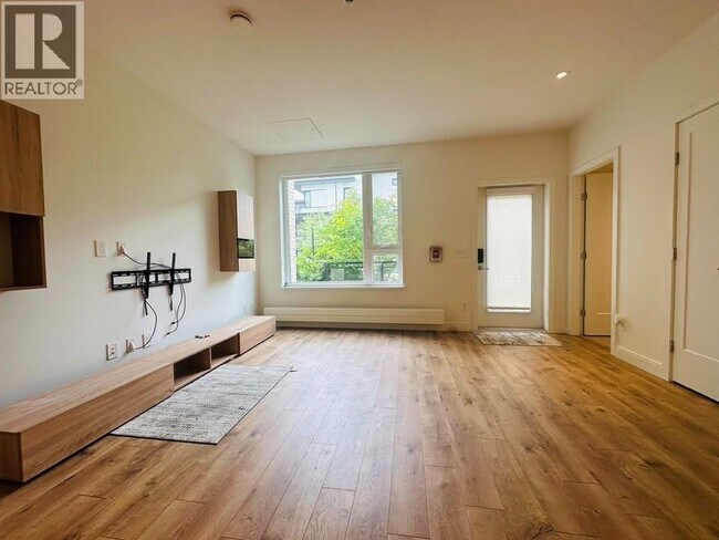 Photo - 525 E 2nd St