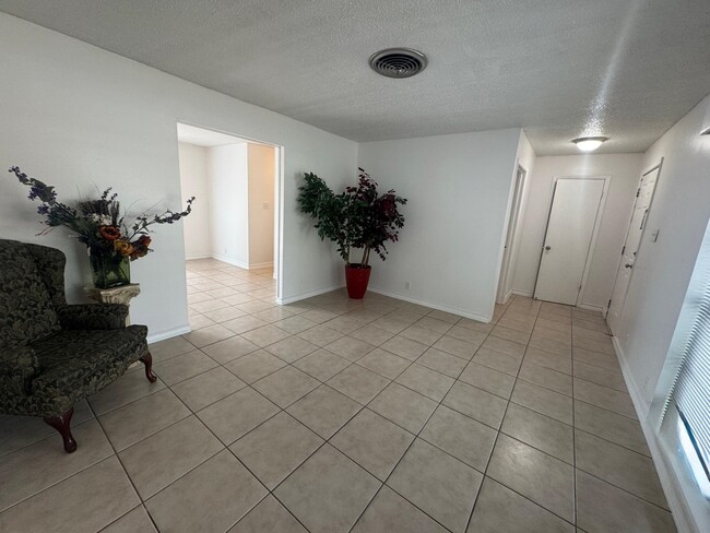 Photo - 304 Richmond Ct