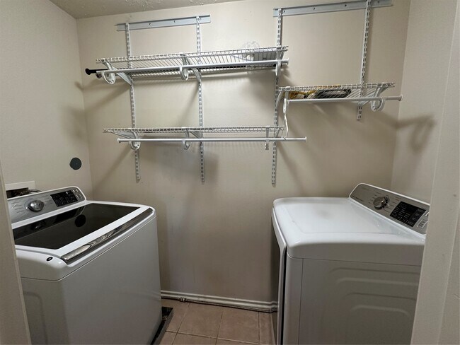 Building Photo - 11010 View Pointe Ln