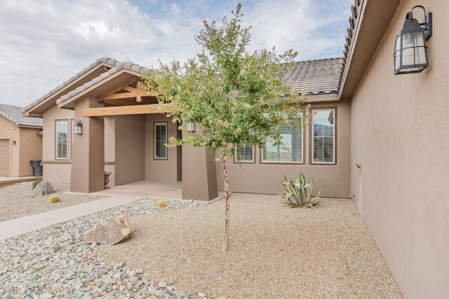 Photo - 5 Bedroom Home with a Pool!!!