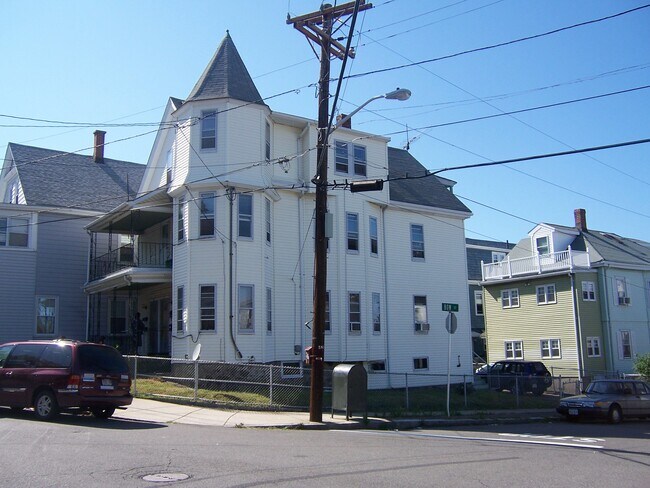 Building Photo - 20 Dexter St Unit 3 Rental