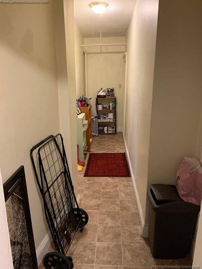 Building Photo - 220 Kelton St