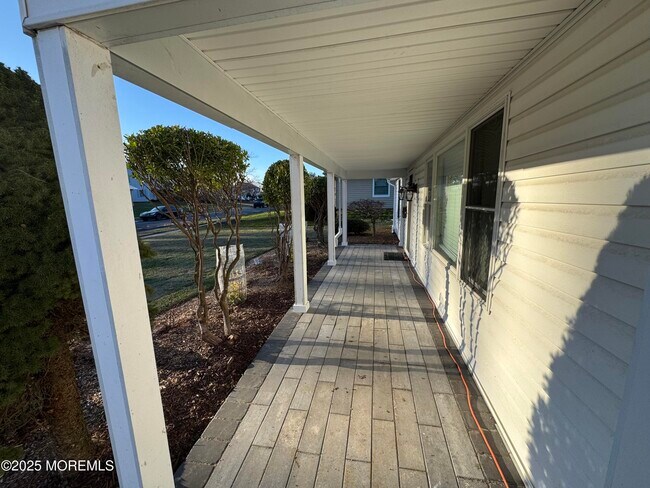 Photo - 28 Irongate Ln