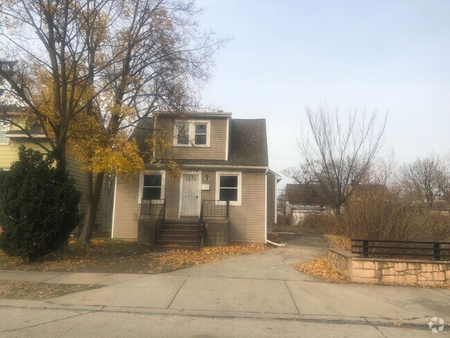 Building Photo - CLE 3 bed, 1 bath Single Family Home- Comi...