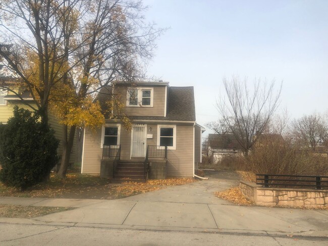 CLE 3 bed, 1 bath Single Family Home- Comi... - CLE 3 bed, 1 bath Single Family Home- Comi...