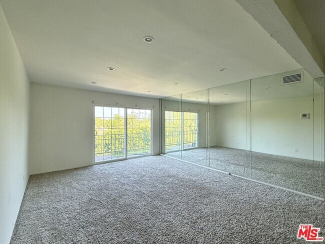 Photo - 5460 White Oak Ave Unidad D302 Rental