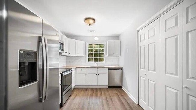 Photo - 558 Manning Rd SW