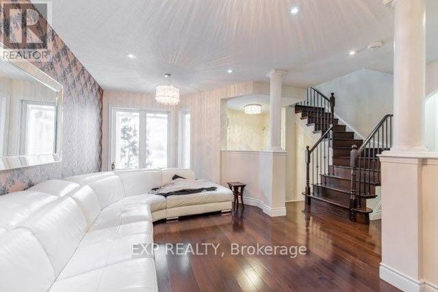 Photo - 833 Scollard Ct