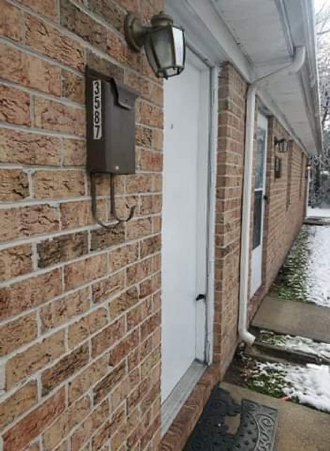 Quiet One Bedroom Apartment off Rodman Ave