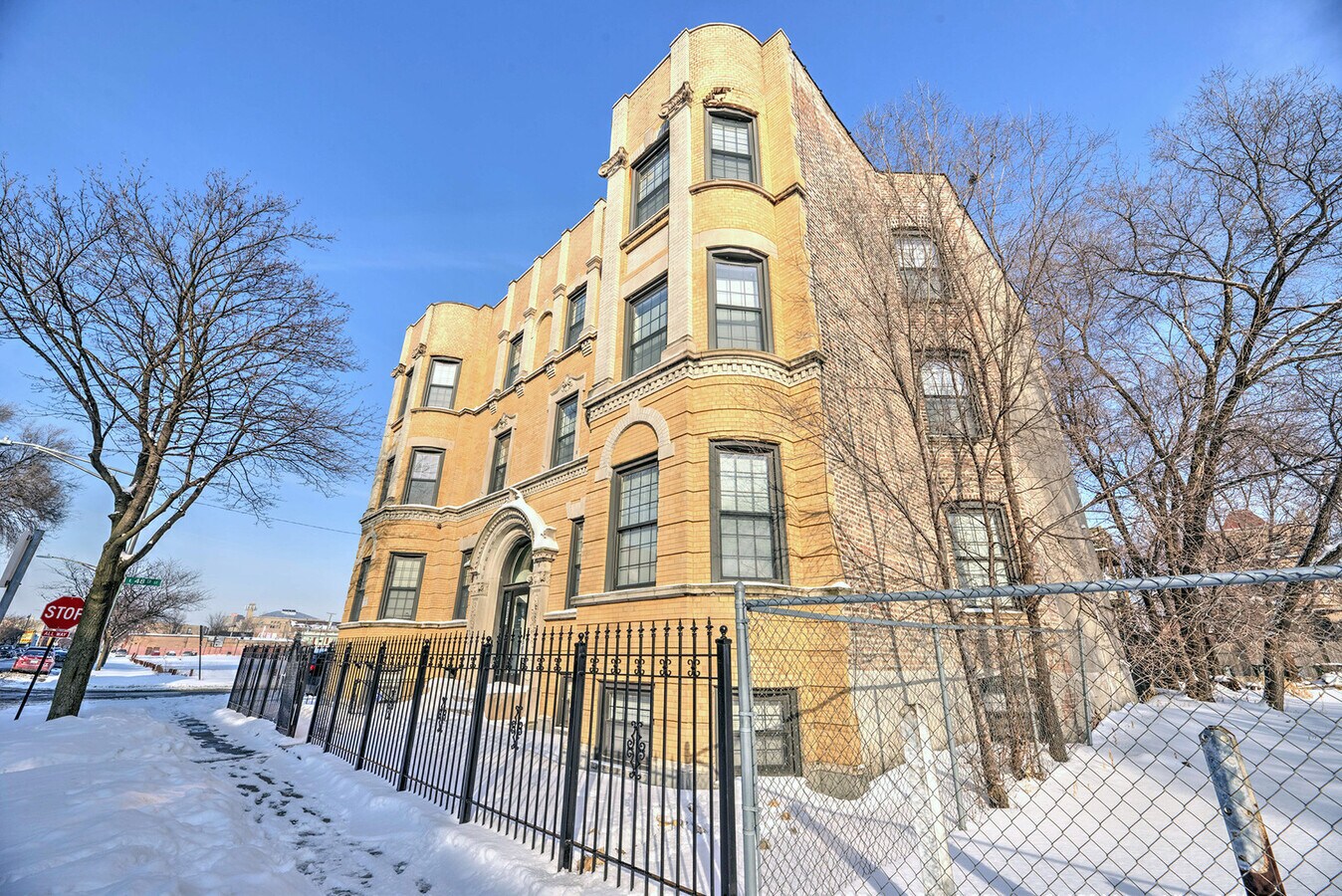 Two Bedroom Unit in Bronzeville. ONE MONTH FREE - Two Bedroom Unit in Bronzeville. ONE MONTH FREE