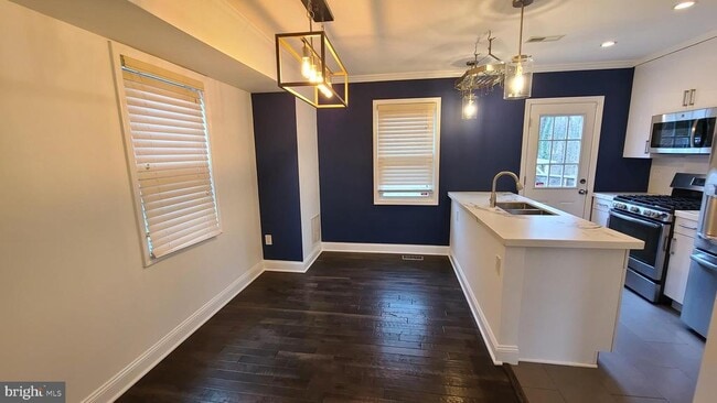 Photo - 417 Burbank St SE