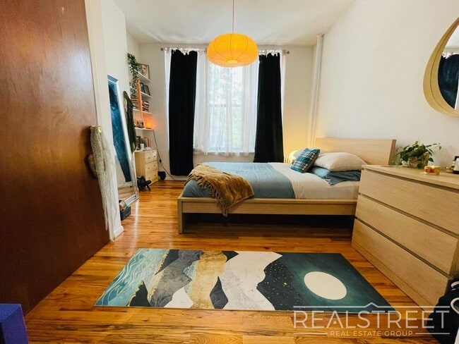 Building Photo - Newly Renovated Spacious 2BR in Heart of Park Slope