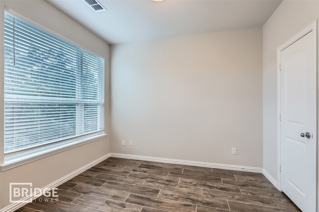 Photo - 301 E Lamar St