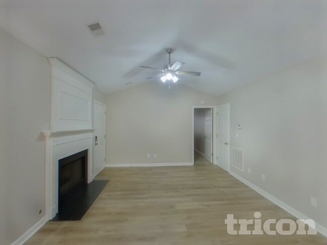 Photo - 562 Chisolm Way