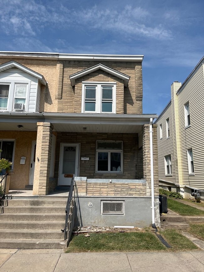 Building Photo - Freshly updated 3-bedroom, 1-bath twin hom... Rental