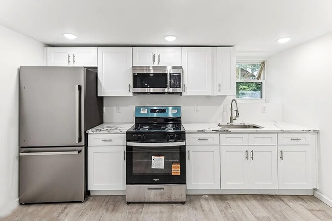 Building Photo - 507 S 63rd St Unit 2