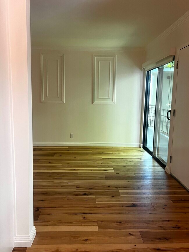 2520 North Beachwood Drive Unit 6